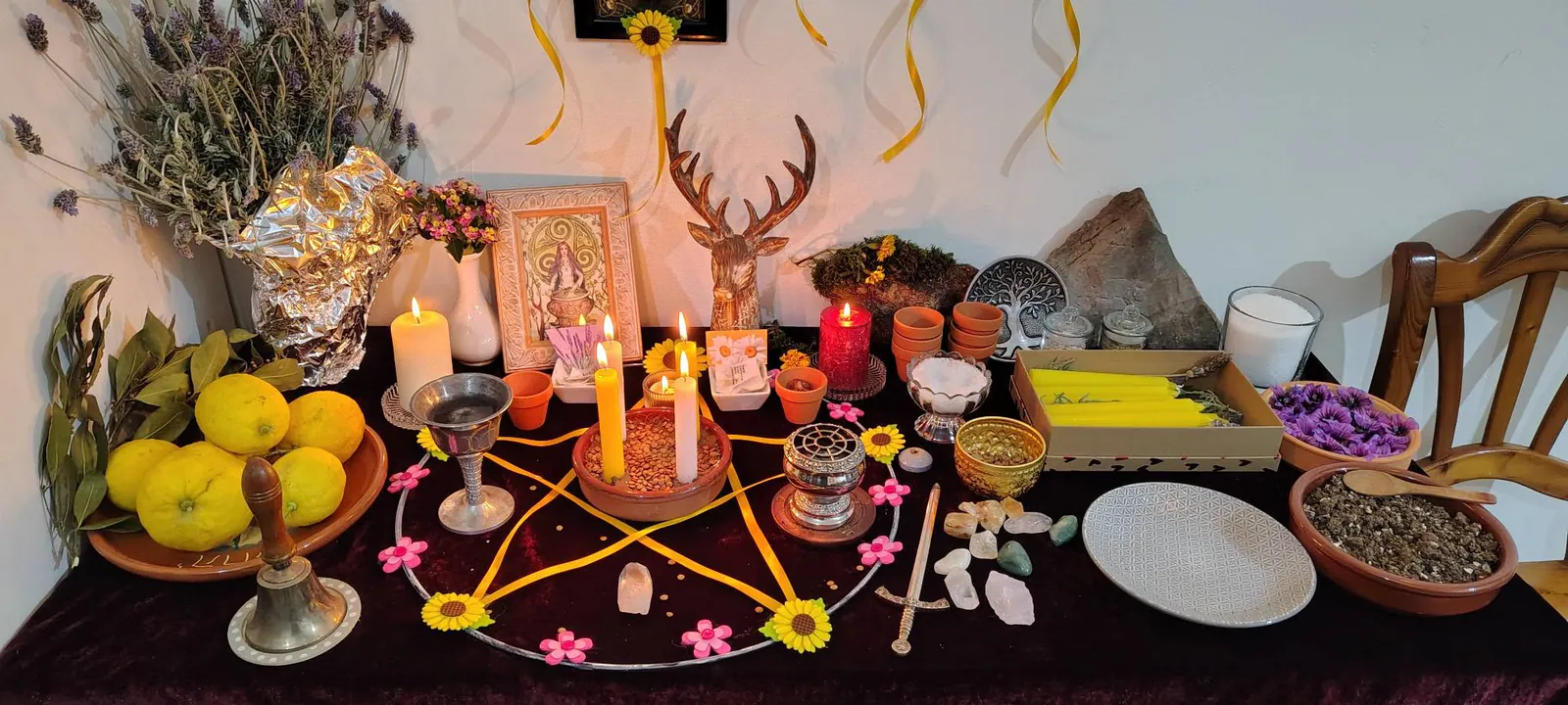 Preparativos de una ceremonia espiritual con velas, hierbas y elementos rituales