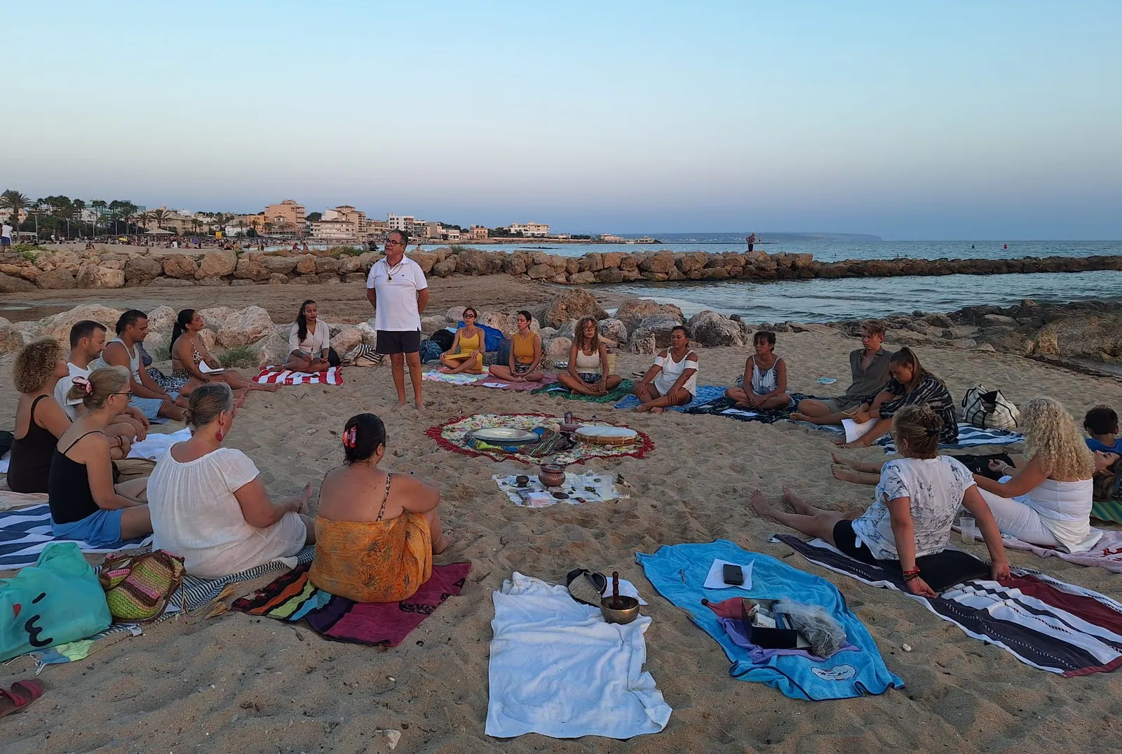 Encuentro de meditación y sonido en la playa al atardecer