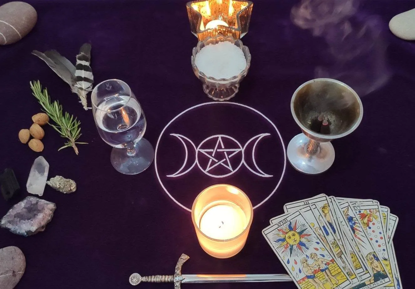 Altar preparado para la consagración de cartas de tarot