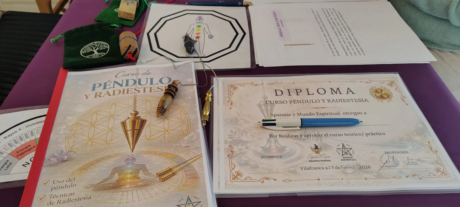 Materiales y diploma de un curso de péndulo y radiestesia