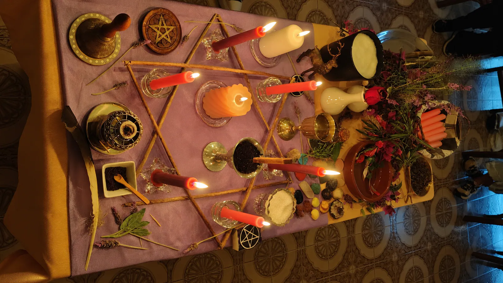 Altar espiritual con velas y elementos rituales, girado a horizontal
