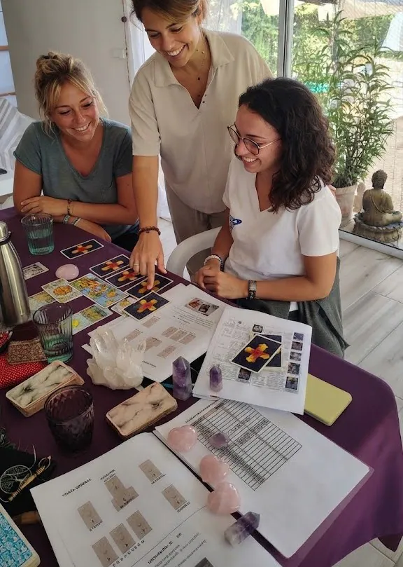 Participantes practican una lectura de cartas en un curso de tarot