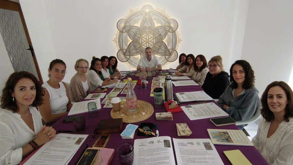 Participantes reunidos en un curso alrededor de una mesa