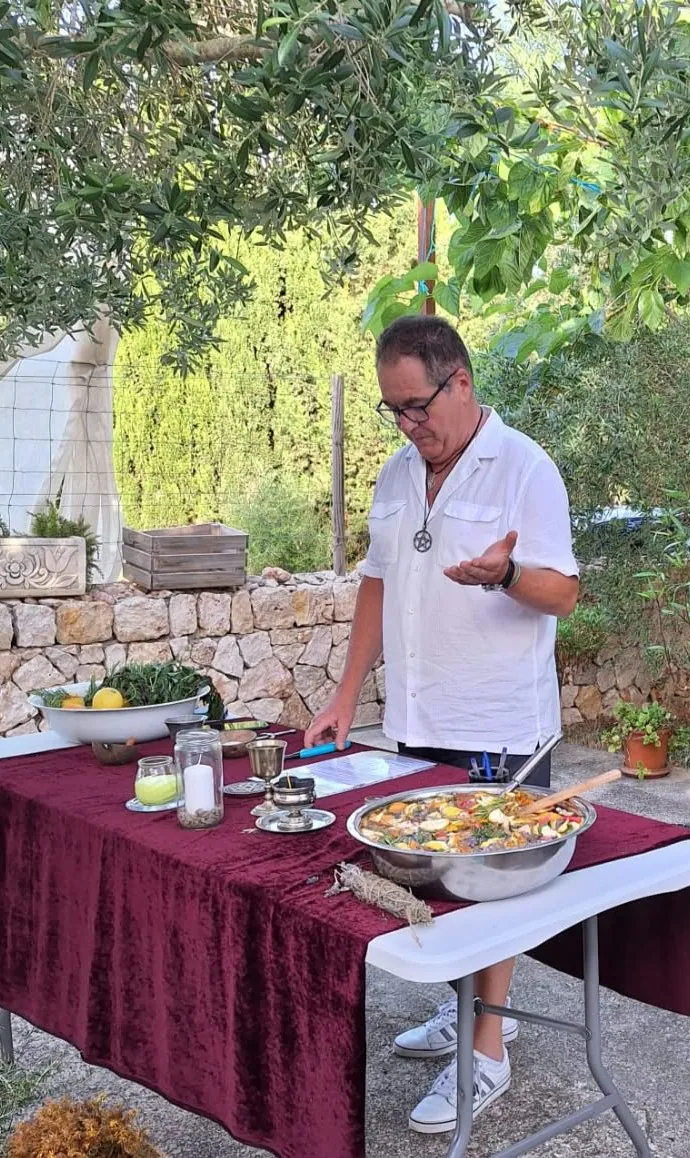Xisco durante un ritual energético al aire libre
