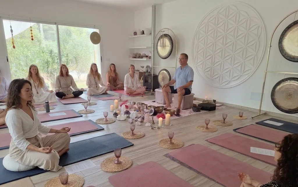Xisco y participantes durante un encuentro de meditación y armonización con gongs