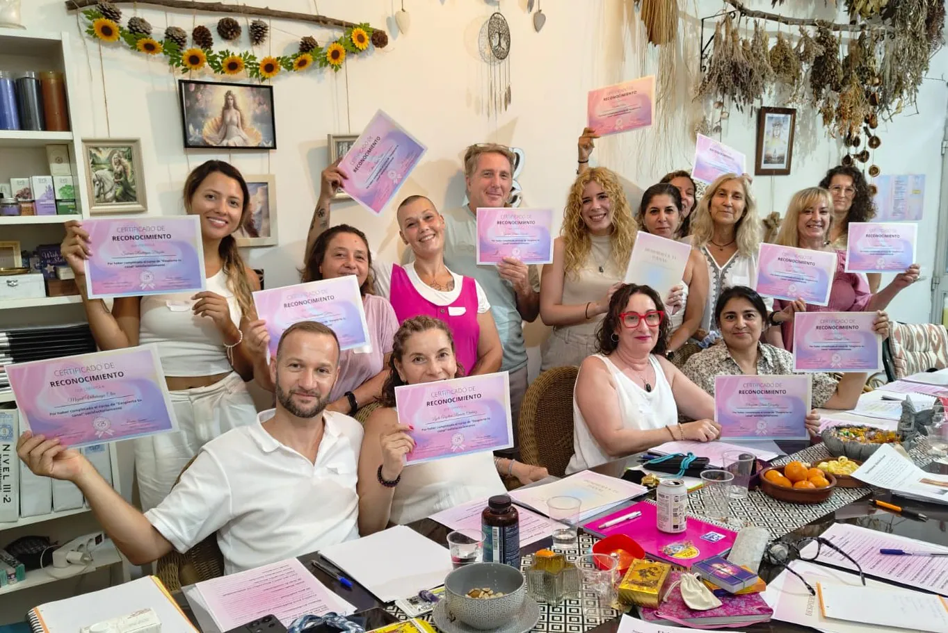 Participantes en un curso de Xisco muestran sus certificados