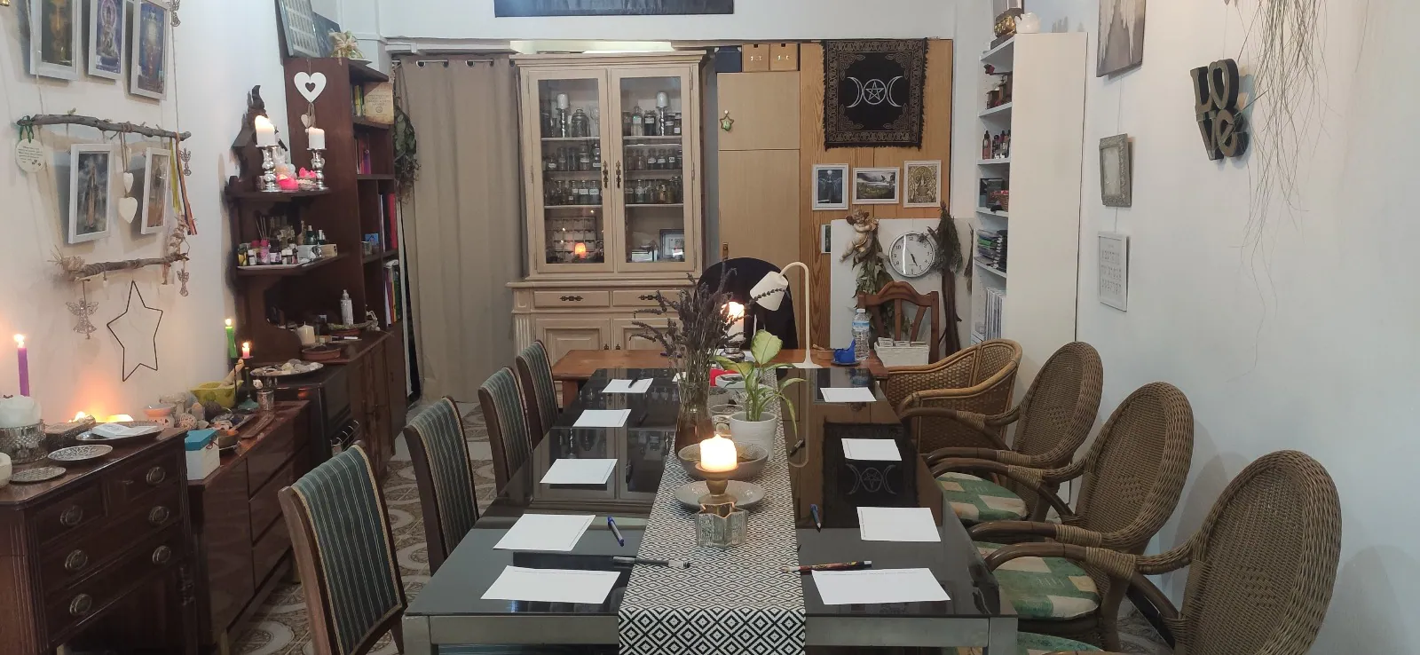 Sala preparada para un curso o encuentro espiritual
