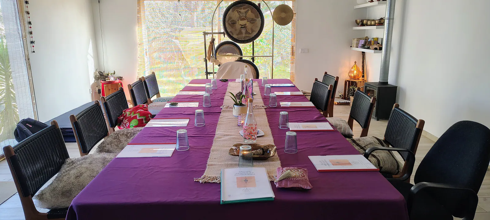 Aula de curso preparada con una mesa y gongs
