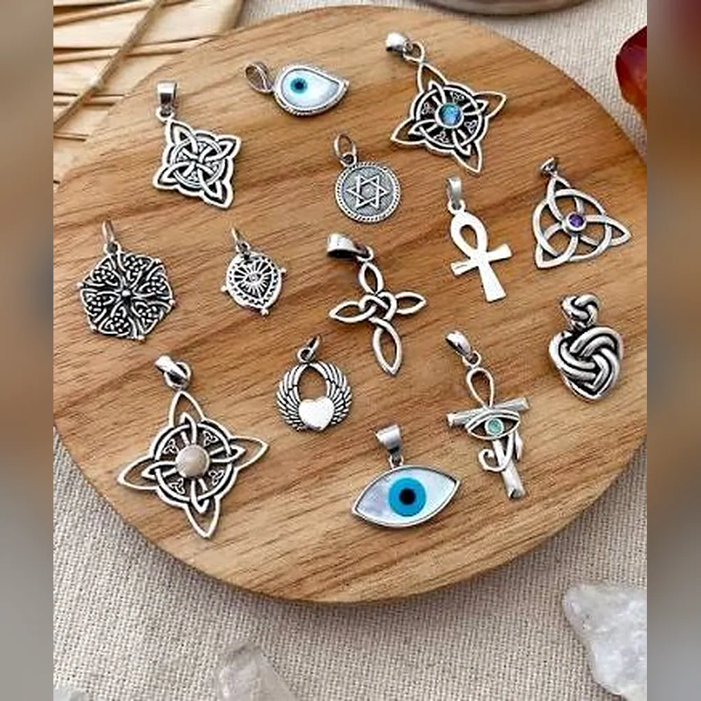 Colgantes y amuletos con símbolos espirituales sobre una base de madera