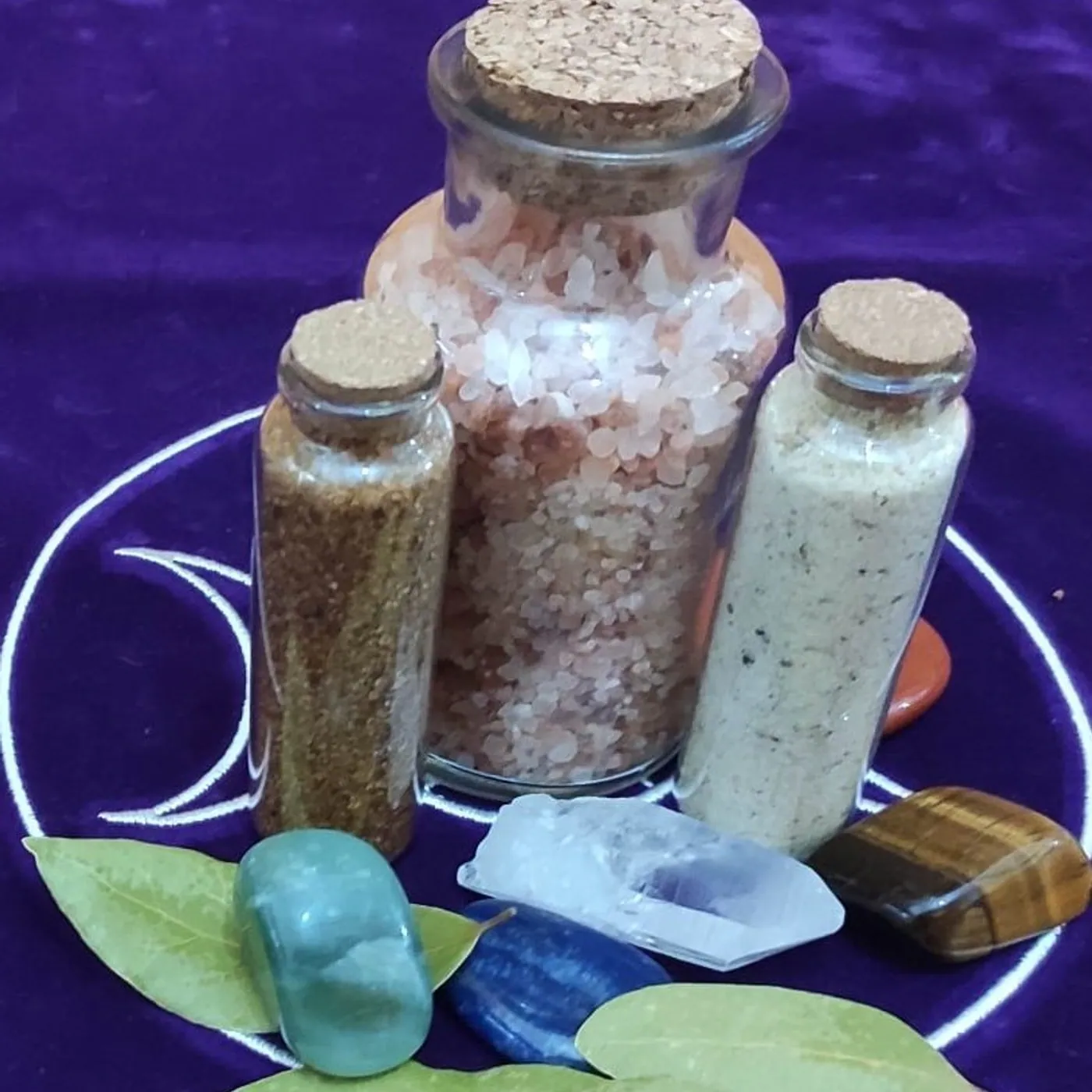 Frascos con sales, hierbas y minerales para baños rituales de limpieza