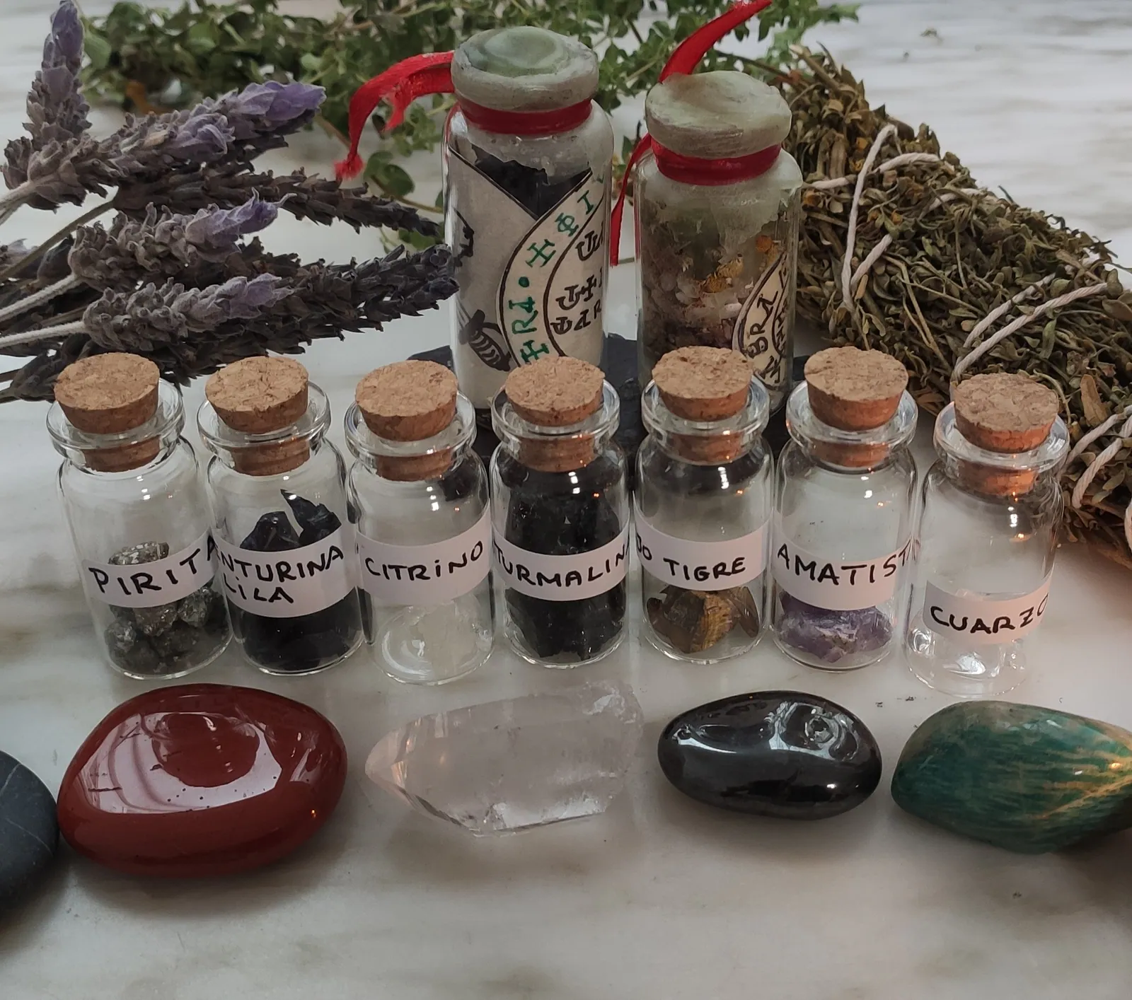 Frascos con minerales, cristales y plantas aromáticas