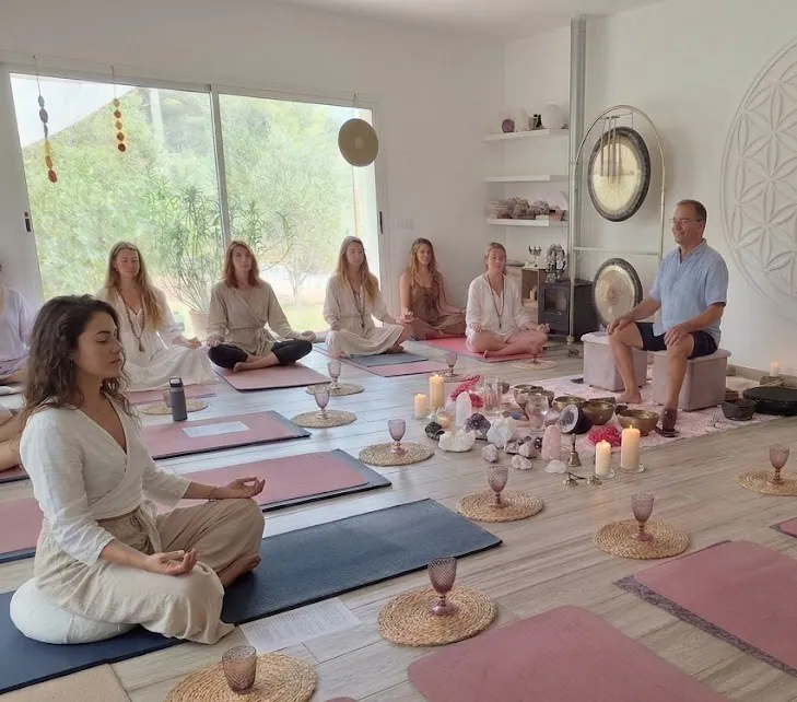 Grupo en una meditación guiada en una sala luminosa
